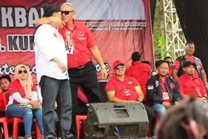 Momen Acep mencium kening Rana Suparman.